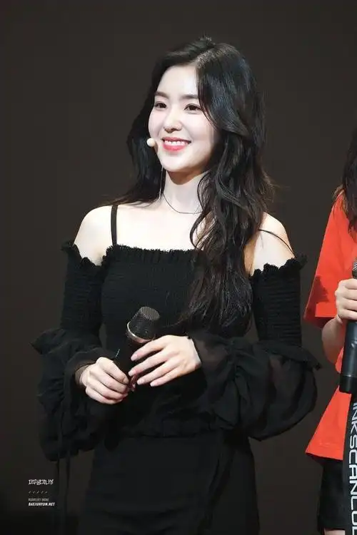 red velvet的irene裴珠泫黑色西装露肩礼服黑衣大全