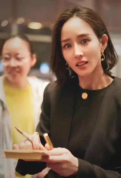 张钧甯上海活动出席,"静奢风"高级霸气,消瘦过度男相化严重