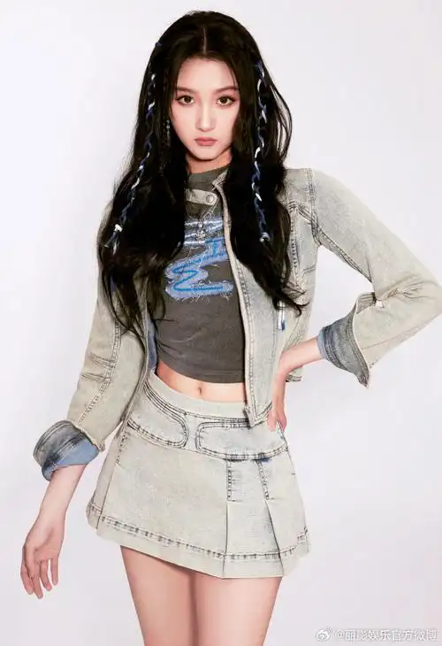 关晓彤吉他摇滚少女##关晓彤丹宁风短裙