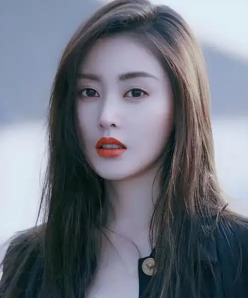 抛开年龄不谈张天爱的颜值身材在娱乐圈都算是顶级的就是缺人捧