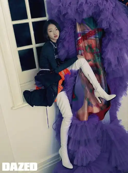 周冬雨拍时尚大片,把腿"塞进"1米长靴,看谁还说她没女人味