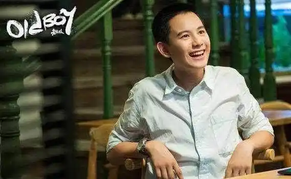 在2016年由黄磊,海清,汪俊联袂主演家庭伦理剧《小别离》中胡先煦饰演