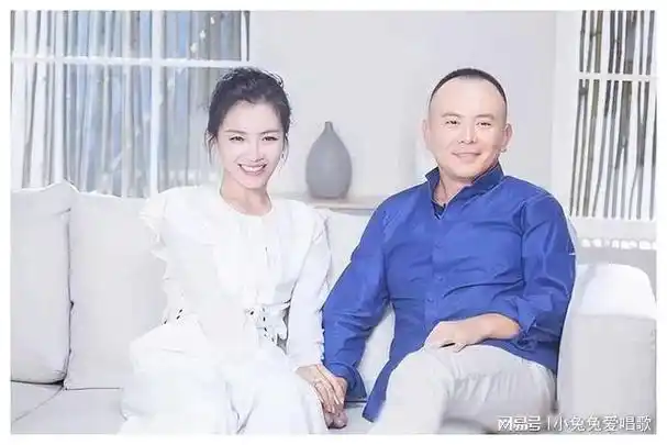 刘涛晒全家福,她44岁细嫩像少女,小2岁老公头顶秃秃像老头