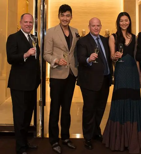 图刘雯胡兵时尚活动同站台胡兵自爆修养要冻精