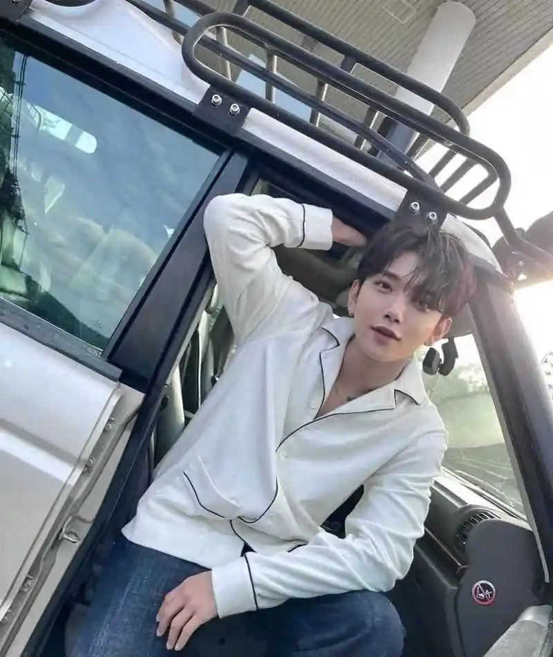 灰紫色的四六微分发型,也是小鲜肉的标配发型,加上少许淡妆,略微中性