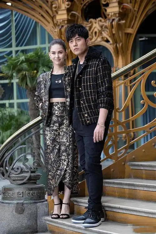 周杰伦夫妇同框昆凌真有天王嫂的气场穿露腰装也不俗气嗯