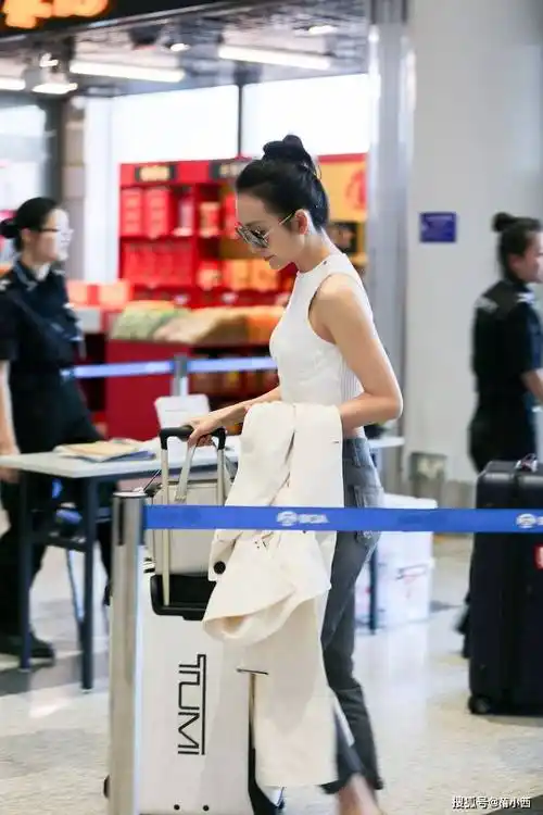 王鸥当妈后身材恢复真快穿露腰背心牛仔裤41岁美出新高度