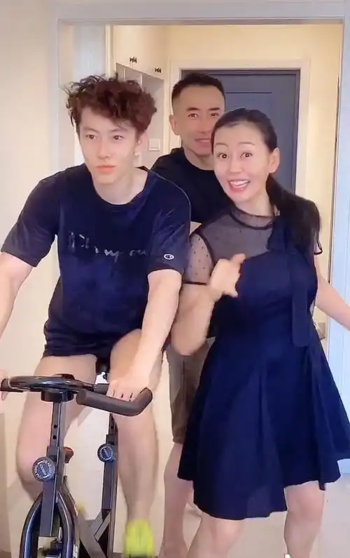 "齐妃"张雅萌罕见晒家人 老公外形不输张晓龙20岁儿子颜值高