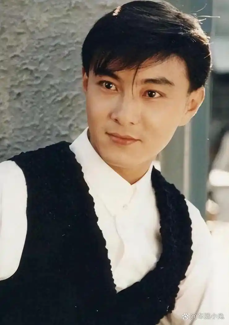 张卫健:从光头巨星到过气演员 张卫健的人生经历中充满了坎坷和困难