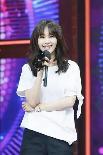 王子文时隔八年再登《天天》 嗨唱秀歌技|王子文|刘烨|天天向上_新浪