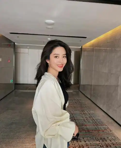 到了7月6日,杨采钰参演的电影《扫毒3:人在天涯》上映.