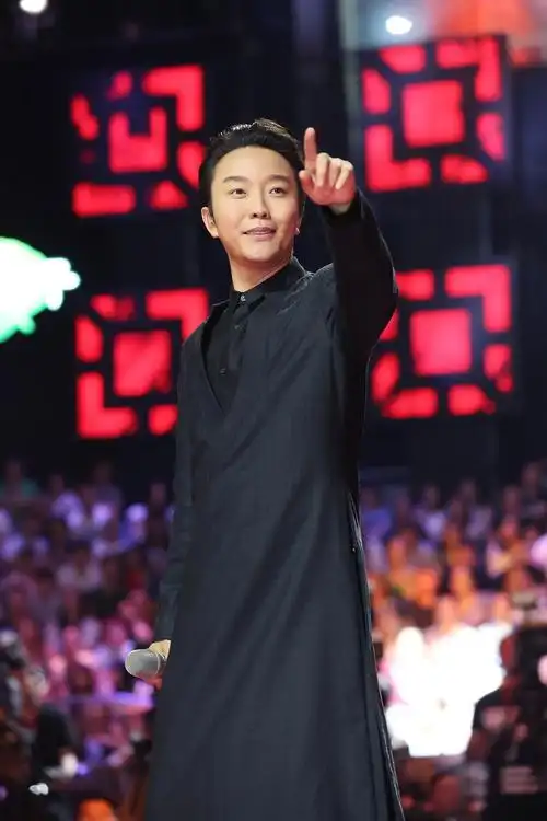 组图:李玉刚体恤歌迷反串梦 表演戏剧版《狮子王》_高清图集_新浪网