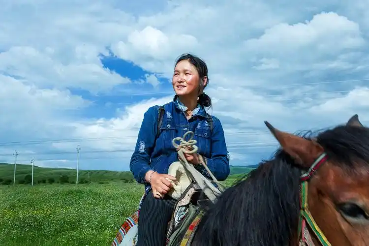 马背上的藏族姑娘 人像 骑马 姑娘 藏族 草原 白云 蓝天