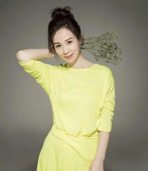 《安家》中的美女演员,演技一流,49岁依然皮肤细腻,气质出众