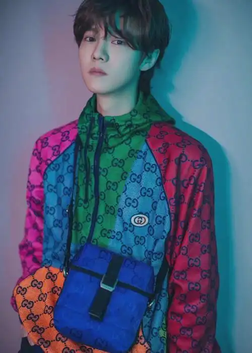 鹿晗#gucci 新造型大片,撞色运动外套搭配otg系列包袋.