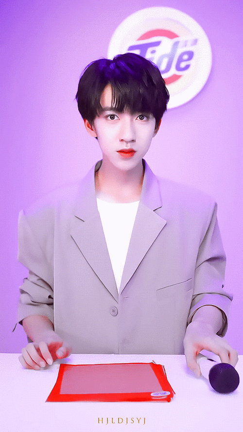 贺峻霖眼睛真的好大阿