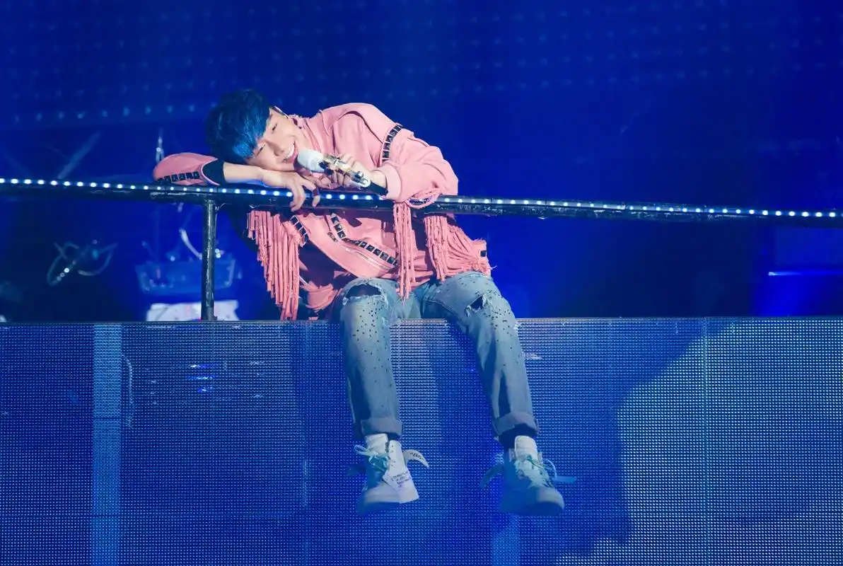 林俊杰携圣所时隔四年南宁再度开唱 太卖力让jj裤子滑落