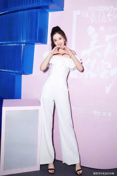 陈欣予青春靓丽甜美可人大红色甲油夺人眼球