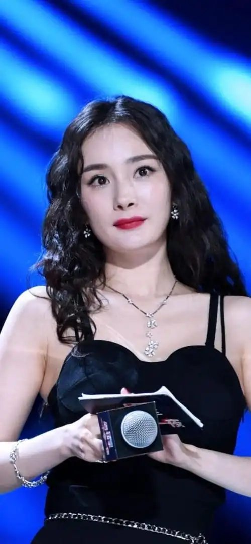 杨幂生图也这么美虽然舞台妆浓了一点穿搭却很时髦显嫩