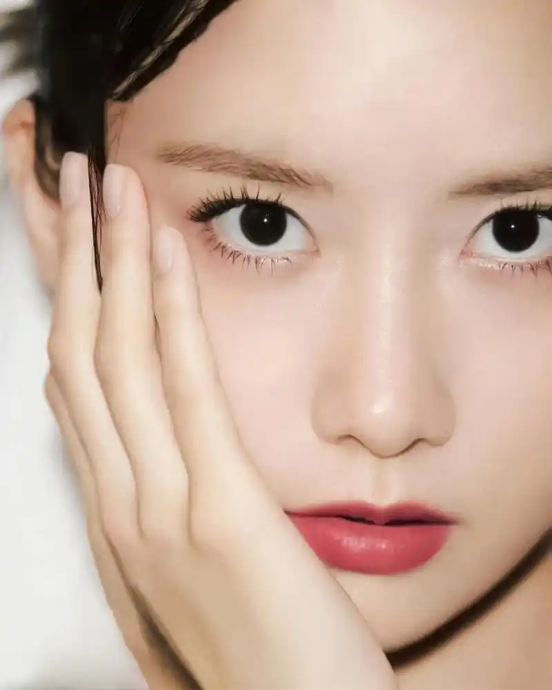 林允儿最新杂志美片[鲜花][亲吻]