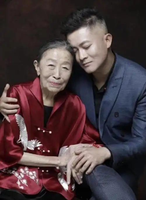 老戏骨张少华逝世一年了,丈夫张慧宝依旧守着40平小家,哀念亡妻