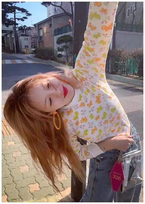 金泫雅晒歪头杀自拍女神还真就是活泼可爱这头歪的很清新靓丽