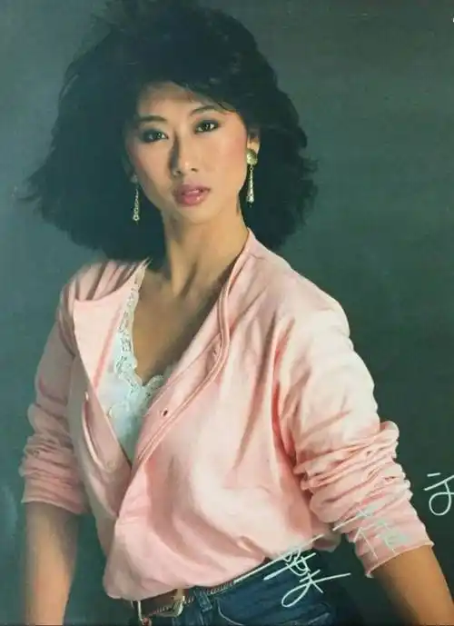 在年龄面前叶倩文就从未认输过,年轻时的她姿态万千,神采飞扬,眼神