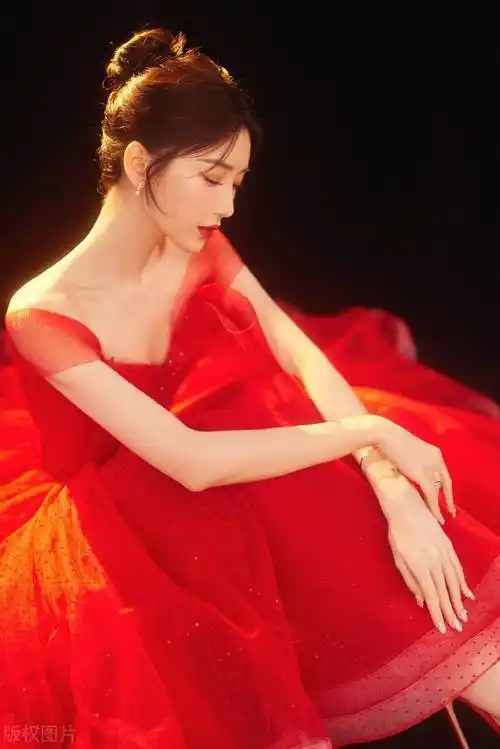 元宵晚会毛晓彤又赢了穿红色纱裙秀直角肩宛若坠落人间的精灵