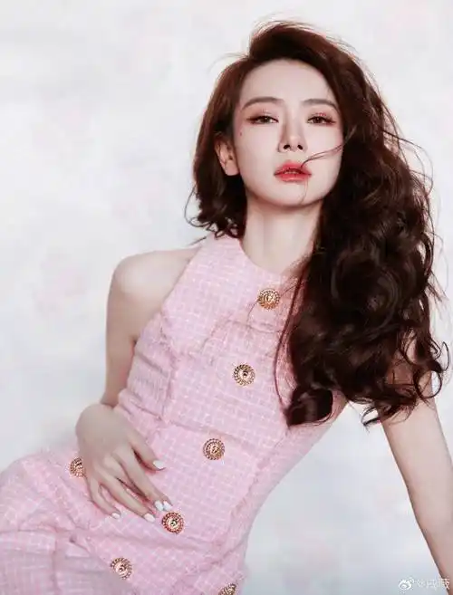 粉嘟嘟的戚薇也是美得冒泡啊长卷发粉色格子裙甜度爆表