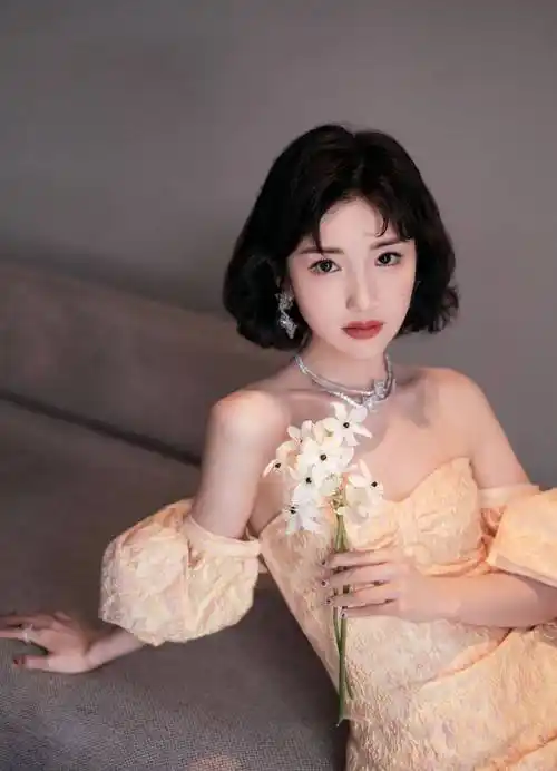 毛晓彤齐胸连衣裙性感写真