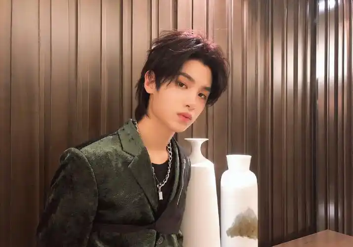 分享一组黄明昊图片给大家,图中的明星图片壁纸会点缀你的电脑桌面