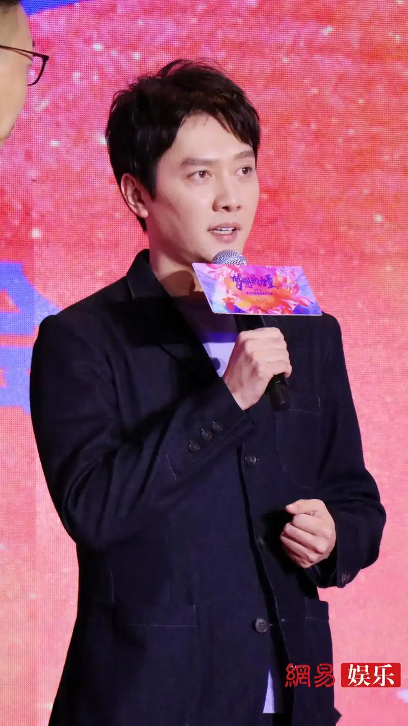 今天的冯绍峰就是邝总本人,超a超飒