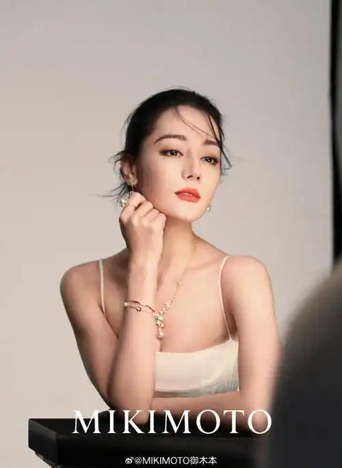 代言人迪丽热巴#@dear-迪丽热巴拍摄cherry blossom系列珍珠珠宝大片