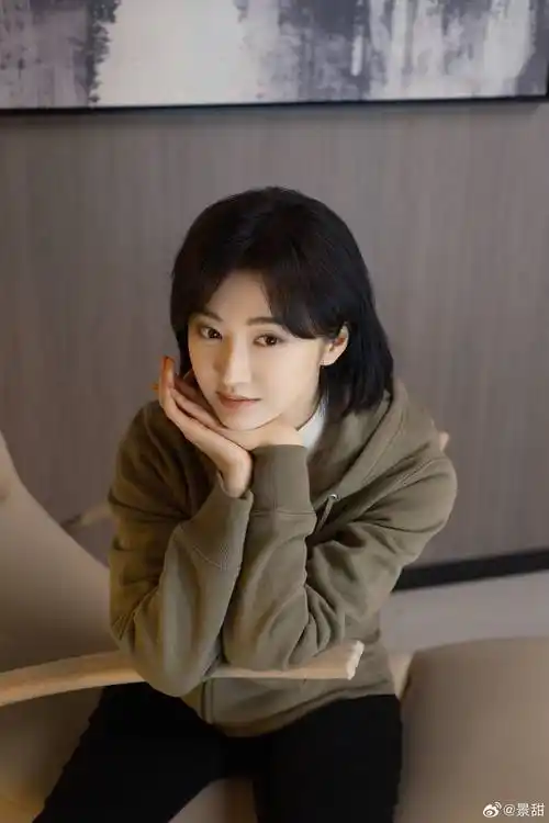 景甜的短发造型来啦,更加俏皮可爱,加上一身黑色皮衣,又甜又辣_照片