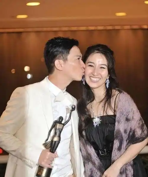 47岁甘愿再怀孕,婚纱镶13999颗水晶,女明星"下嫁"各有各的甜_秦昊