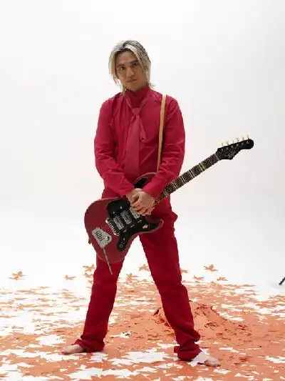 叶世荣蜜运与女友庆生辰十指紧扣逛铜锣湾图