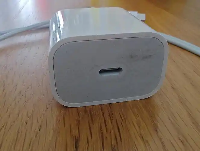 虽然降价了但仍旧不便宜的苹果原装20w充电器