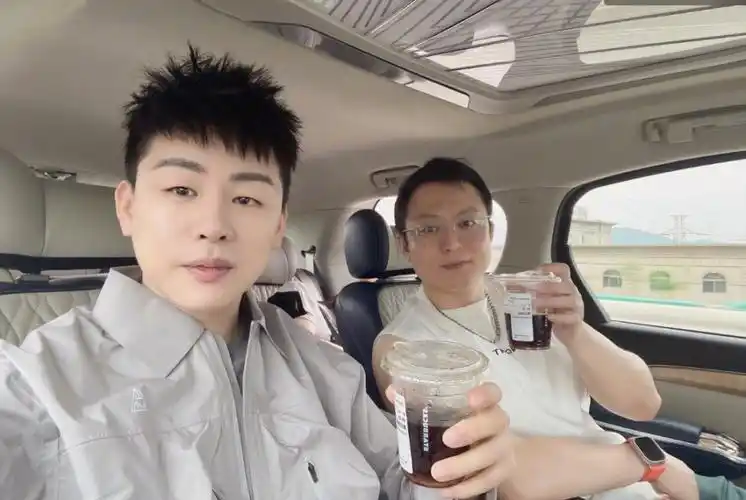 胡彦斌和导演纷纷回应新恋情,晒女粉丝请客,状态比郑爽还显年轻-腾讯