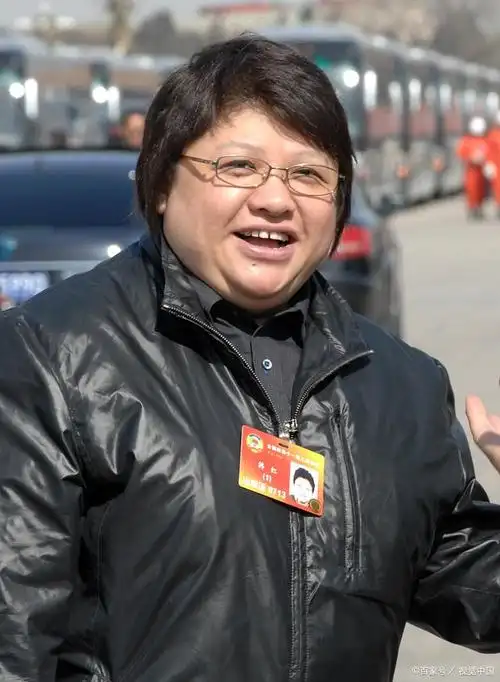 韩红年轻时的校花风采:18岁军装照令人震惊