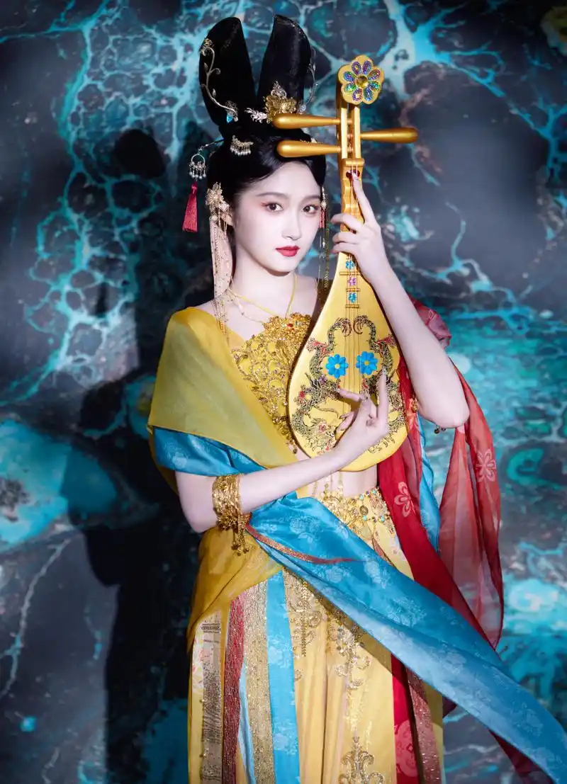 关晓彤《王牌对王牌》的造型也太绝了,一袭红衣古装造型温婉可人,演绎