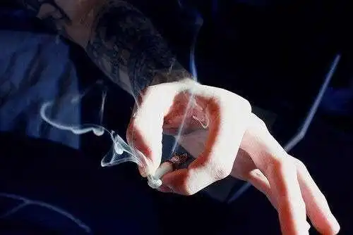 燃烧中的香烟唯美图_微信头像图片大全一支烟给我一支烟你觉得国内最