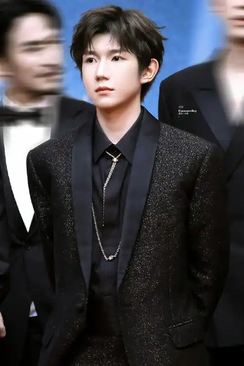 王源易烊千玺工作室出图#被王源帅麻了,帅的很全面带着两部电影