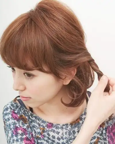 step 1:我把表层的头发大约按6:4分开.波波头怎么扎好看?