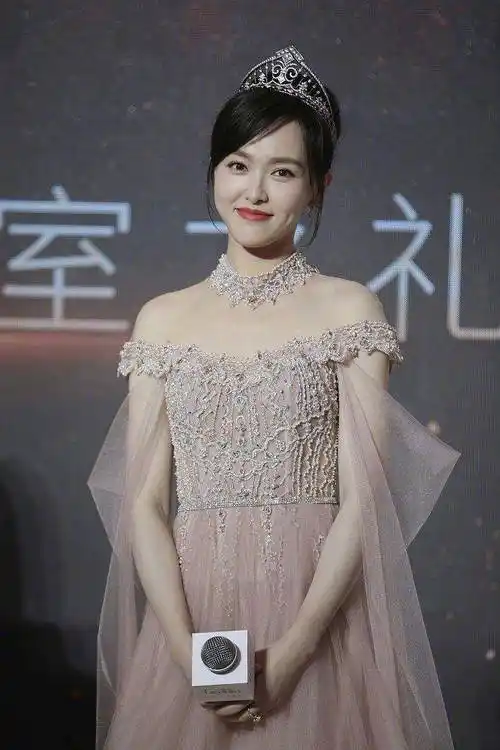 37岁唐嫣最新生图曝光,纱裙皇冠化身小公主,高清镜头下肌肤真嫩_女神
