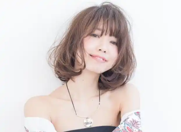 10款适合圆脸的中卷发,软弹柔卷时尚减龄,空气刘海显小又瘦脸