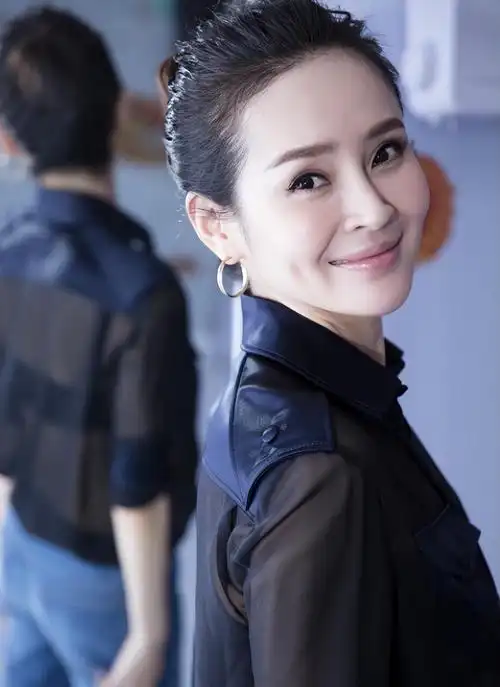 这之后的几天,于明加幸福飘飘然,直到有一天,她非常严肃的找到胡俊,说