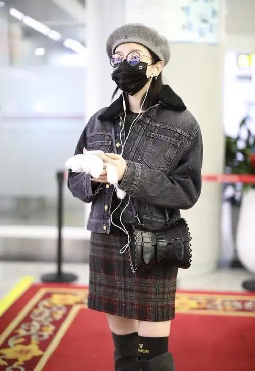 陈小纭光腿穿靴子却露出护膝表面穿得挺清凉但保养得比谁都好