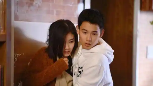 胡先煦首拍感情戏,搭档李兰迪频笑场,粉丝调侃女朋友知道么?