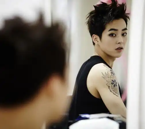 图金珉硕腹肌图片引粉丝尖叫萌脸偶像立誓练八块腹肌