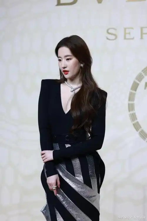 天仙刘亦菲真是美爆镜,穿紧身裙大秀"蜜桃臀"肌肤无暇惹人爱